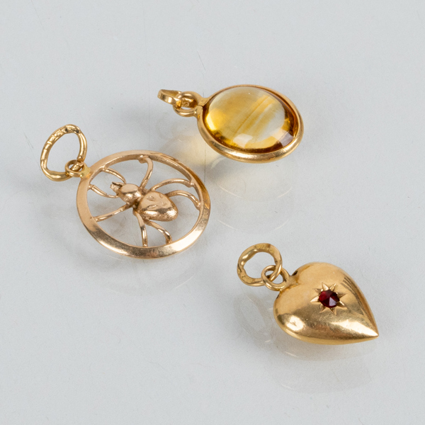 HÄNGEN, 3 st, 18k guld samt gul och röd sten, 1900-tal
