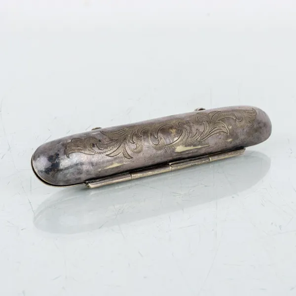 Ej säljbart, för lågt ekonomiskt värde (skänkes/avhämtas) - CIGARRFODRAL, nysilver, 1900-talets första hälft