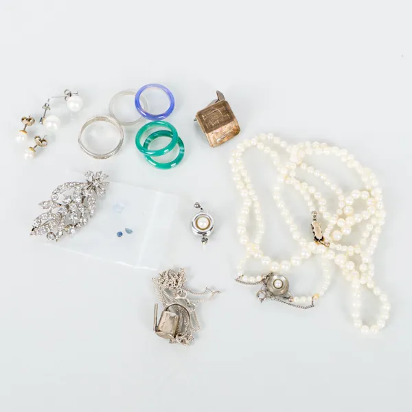 SAMLING SMYCKEN, bla pärlcollier, brosch, örhängen, ringar och manschettknappar, 1900-tal