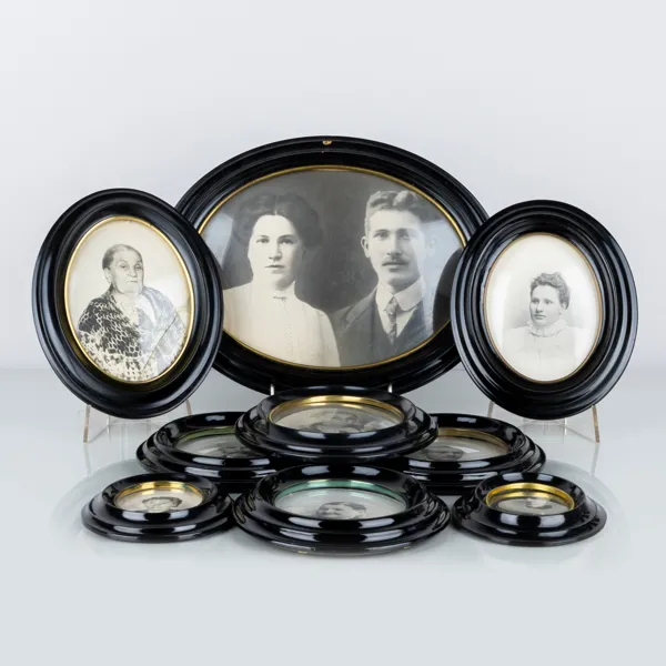 SAMLING RAMAR, svärtat trä samt plast, 1900-tal