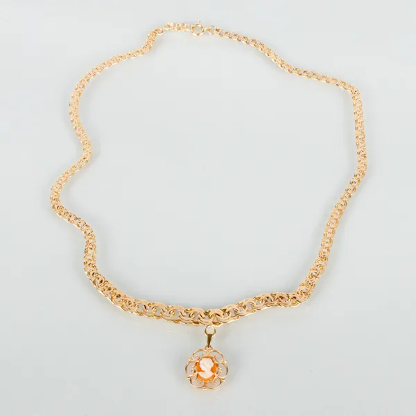 COLLIER MED HÄNGE, 18k guld med skuren snäckskalskamé