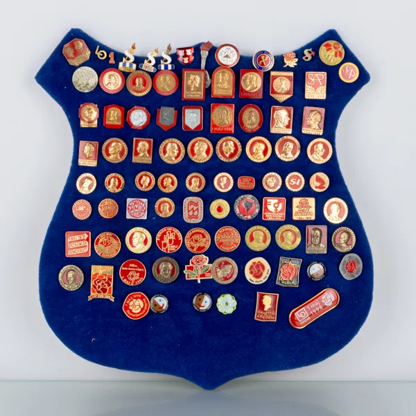 PINS, ca 70 st, metall, Socialdemokraterna, första maj, år ca 1932 - 2000