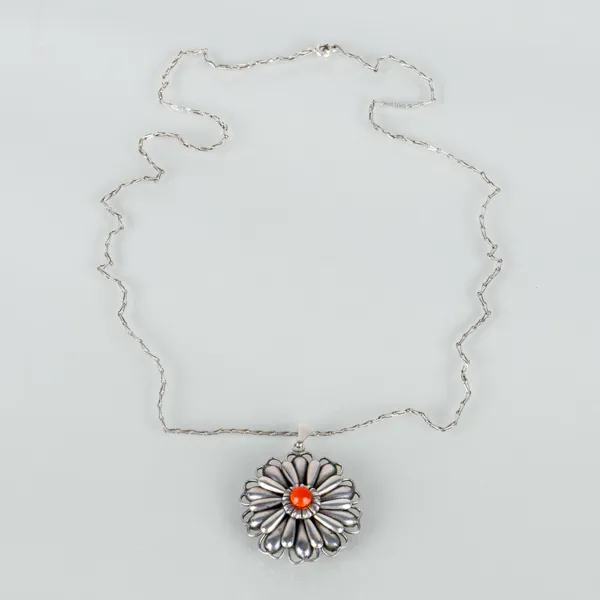 HÄNGE/MEDALJONG MED HALSKEDJA, silver, 1900-tal