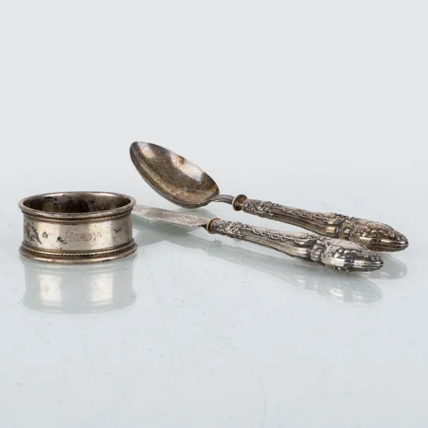 SKED, KNIV SAMT SERVETTRING, silver, Sheffield, England 1800-talets andra hälft samt MGAB, Uppsala 1959