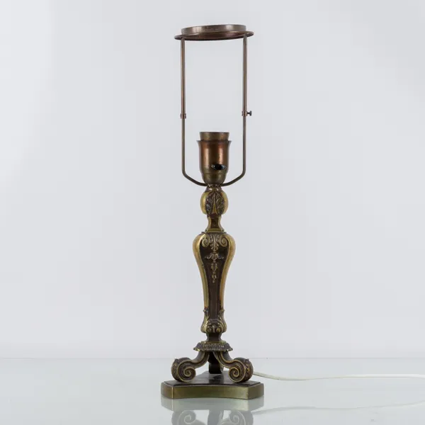 BORDSLAMPSFOT, patinerad mässing, 1900-talets första hälft