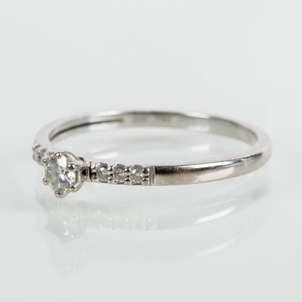 RING, 18k vitguld, med 7 briljantslipade diamanter