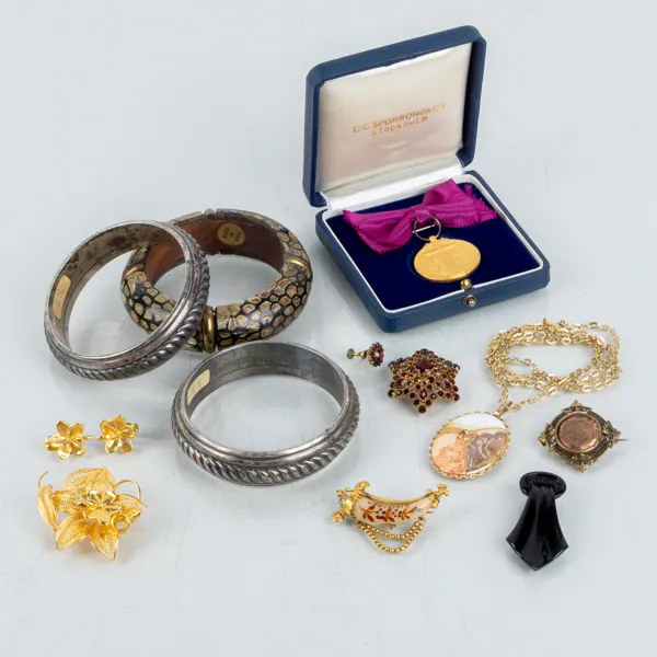 SAMLING BIJOUTERIER, bla broscher, örhängen, armband, mestadels 1900-talets andra hälft