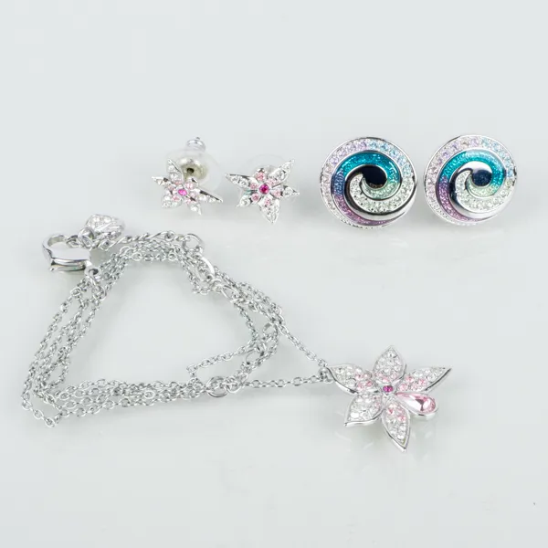 SWAROWSKI, manschettknappar, örhängen och collier, 1900-/2000-tal