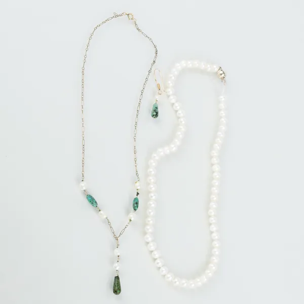 COLLIER, 2 st, bla förgyllt silver, med odlade pärlor och turkoser, 1900-talets andra hälft 