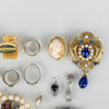 SAMLING SMYCKEN, bla brosch snäckskalskamé, silverhalsband, mestadels 1900-talets andra hälft 