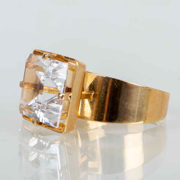 RING, 18k guld, med bergkristall, svenska stämplar SKS 1968