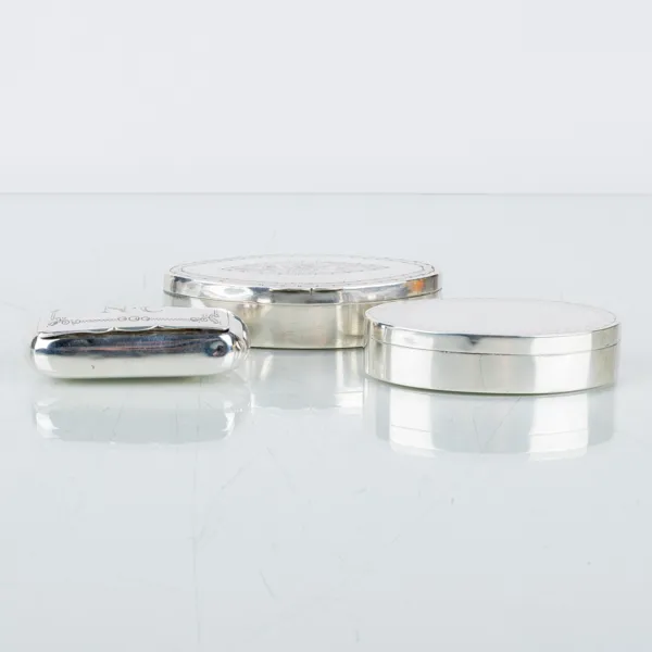 SNUSDOSOR, 3 st, silver, Hans Stephan Liljeblad, Nyköping 1832, August Wilhelm Ahnström, Växjö 1865 samt otydliga stämplar