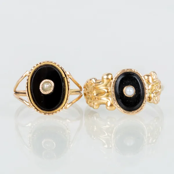 RINGAR, 2 st, 18k guld, med onyx och orientpärlor, 1800-/1900-tal