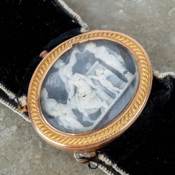 ARMBAND, med lås i låghaltigt guld, snäckskalskamé, 1800-tal