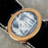 ARMBAND, med lås i låghaltigt guld, snäckskalskamé, 1800-tal