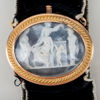 ARMBAND, med lås i låghaltigt guld, snäckskalskamé, 1800-tal