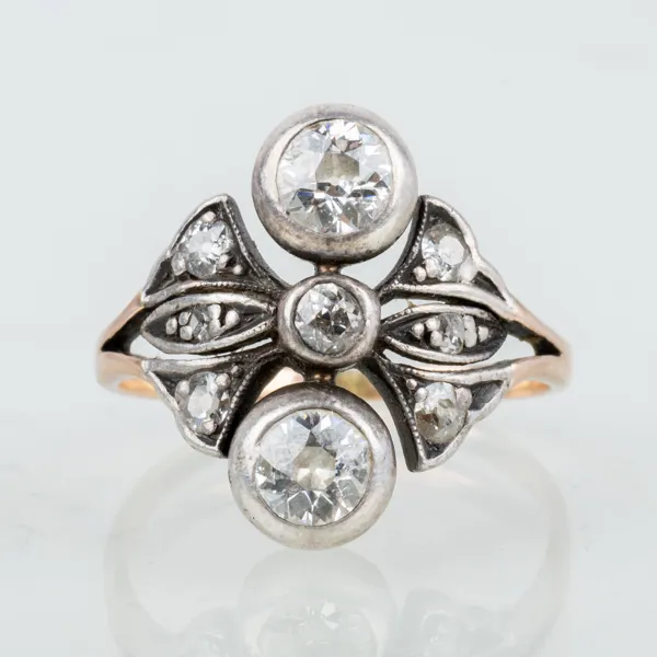 RING, 14k guld och silver, med gammalslipade diamanter tot ca 1.08 ct, sannolikt tidigt 1900-tal