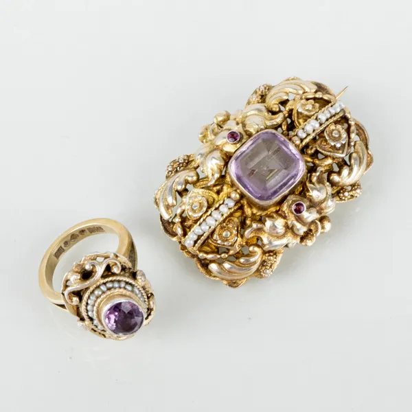 RING OCH BROSCH, förgyllt silver, med ametister och orientpärlor, 1800-/1900-tal
