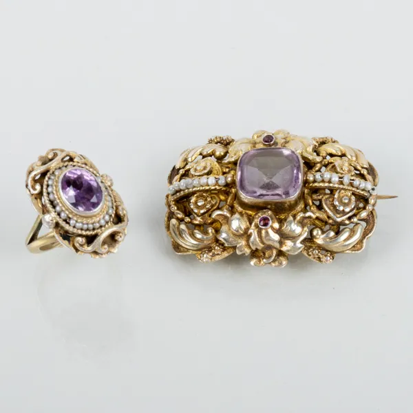 RING OCH BROSCH, förgyllt silver, med ametister och orientpärlor, 1800-/1900-tal