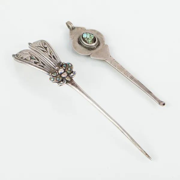 HÄNGE OCH HÅRSMYCKE, silver, med turkoser, tidigt 1900-tal