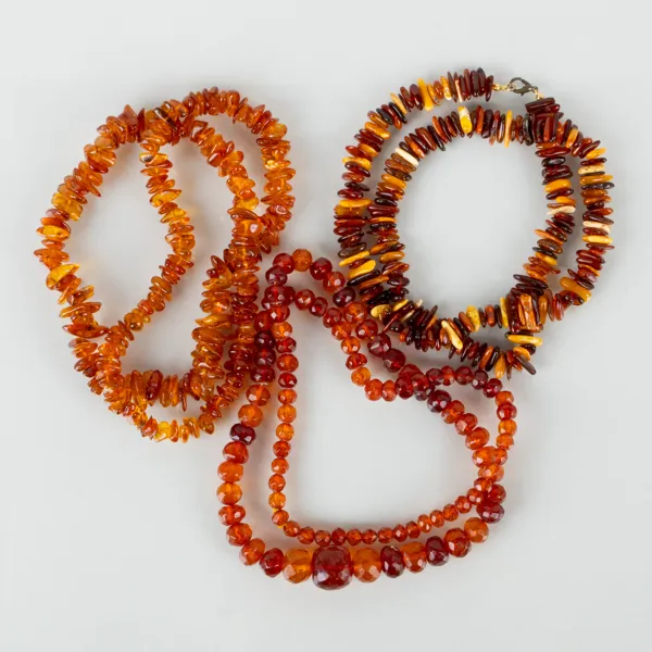 COLLIER, 3 st, bärnsten, bla 1900-talets mitt