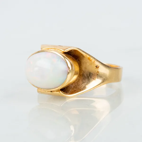 RING, 18k guld, med cabochonslipad opal, 1900-talets mitt