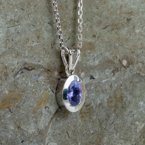 COLLIER MED HÄNGE, 14/18k vitguld, med tanzanit ca 0.51 ct