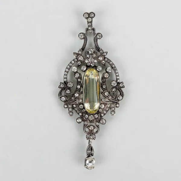 HÄNGE, sterlingsilver, med oval fasettslipad topas, 1800-talets andra hälft