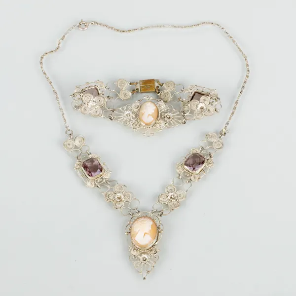 ARMBAND OCH COLLIER, filigranarbete, med camé, 1900-talets första hälft