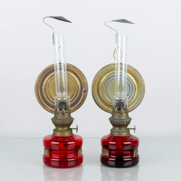 VÄGGFOTOGENLAMPOR, 1 par, allmoge, glas och mässing, 1800-/1900-tal