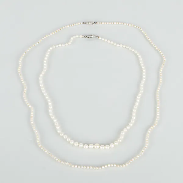 PÄRLCOLLIER, 2 st, odlade pärlor, silverlås, 1900-talets mitt