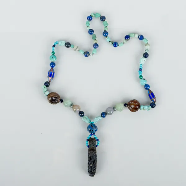 COLLIER, med bla turkos, lapis lazuli, malakit och emalj, Kina, sannolikt 1800-tal, med hänge av bälteskrok