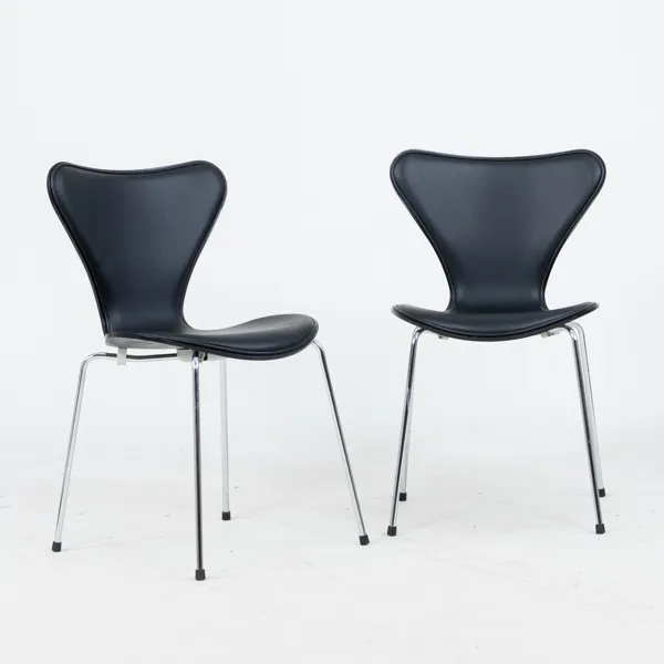 ARNE JACOBSEN, 1 par, stolar, "Sjuan", för Fritz Hansen, tillverkade 2019