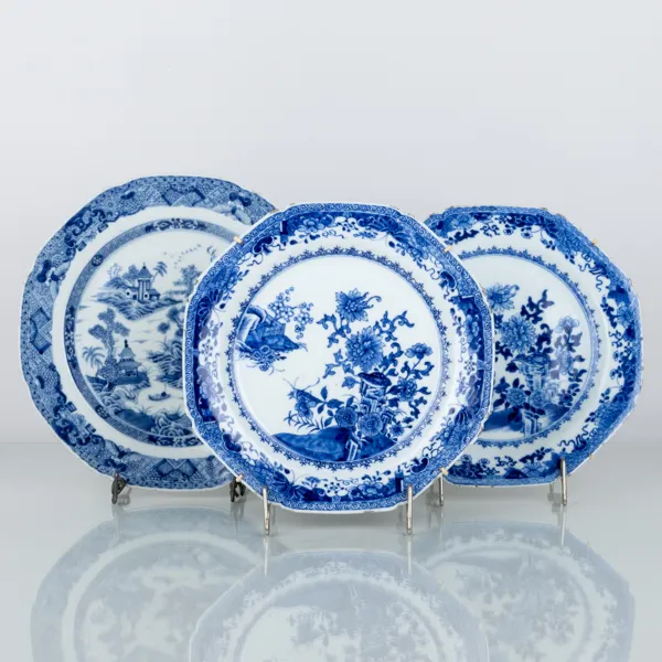 TALLRIKAR, 3 st, porslin, Kina, bl a Qianlong (1736-1795)