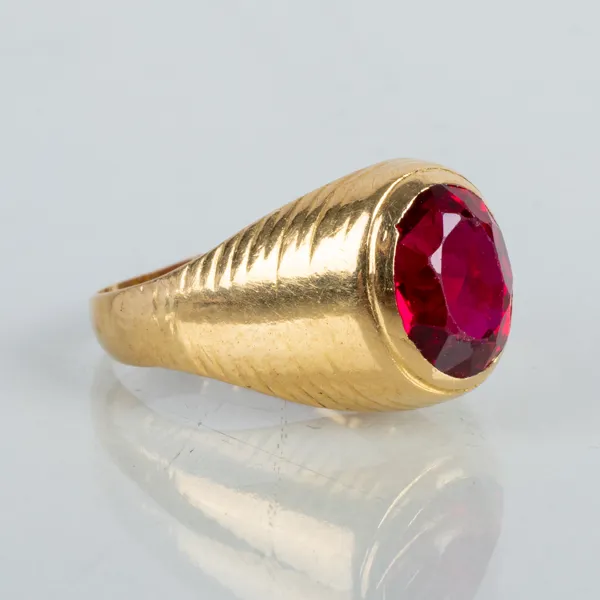RING, 18k guld, med röd sten