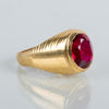 RING, 18k guld, med röd sten