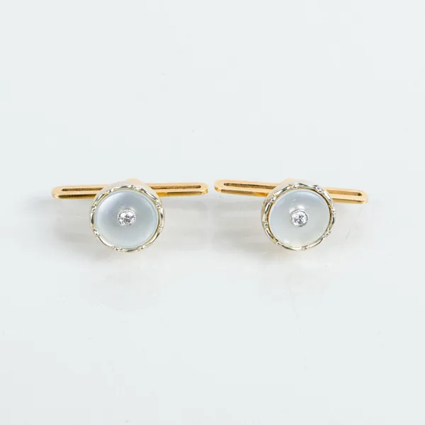 SKJORTKNAPPAR, 1 par, 18k guld, med pärlemo och briljantslipade diamanter, GD & C 1933