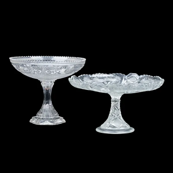 TÅRTFAT OCH SKÅL PÅ FOT, pressglas, 1900-talets första hälft
