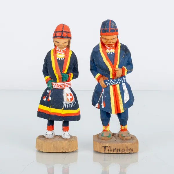 GEORG JONSSON (född ?), 1 par skulpturer, sameslöjd, skuret och bemålat trä, 1900-tal, monogramsignerade