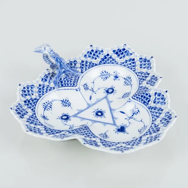 ROYAL COPENHAGEN, serveringsfat, porslin, "Musselmalet", nr 1077, Danmark