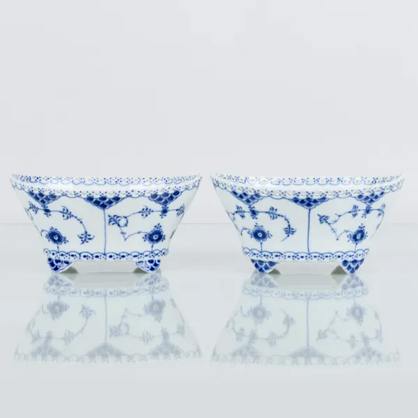 ROYAL COPENHAGEN, 1 par skålar, porslin, "Musselmalet", nr 1177, Danmark