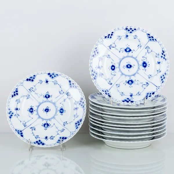 ROYAL COPENHAGEN, 12 st mattallrikar, porslin, "Musselmalet", nr 1085, Danmark