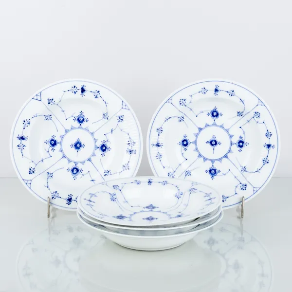 ROYAL COPENHAGEN, 5 djupa tallrikar, porslin, "Musselmalet", nr 1/168