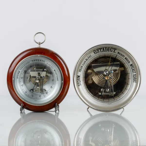 BAROMETRAR, 2 st, metall och trä, 1900-tal