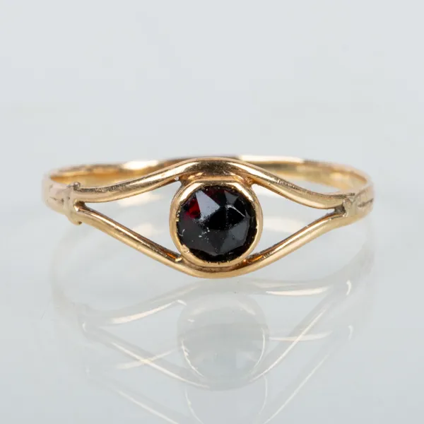 RING, 18k guld, med granat