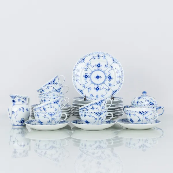 ROYAL COPENHAGEN, 17 del, porslin, "Musselmalet", nr 574 och 713