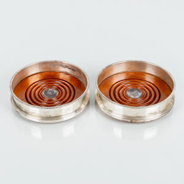 COASTERS, 1 par, silver och trä, London, England, 1900-tal