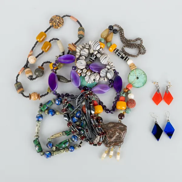 SAMLING COLLIER OCH ÖRHÄNGEN, bla glas, möjligen bla Salviati/Murano, 1900-talets andra hälft
