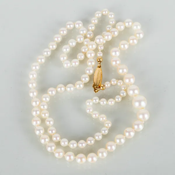 PÄRLCOLLIER, lås 18k guld, odlade doserade pärlor