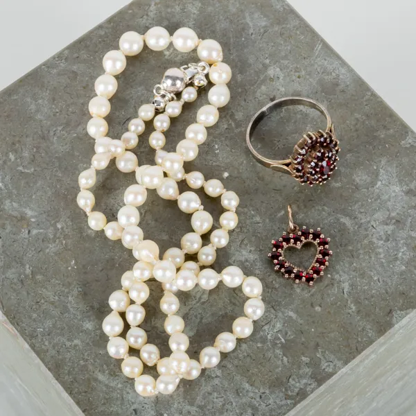 COLLIER, RING OCH HÄNGE, med odlade pärlor resp granater, 1900-/2000-tal